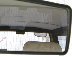 Вид в парковочное зеркало на Фольцваген Транспортер (Volkswagen Transporter)
